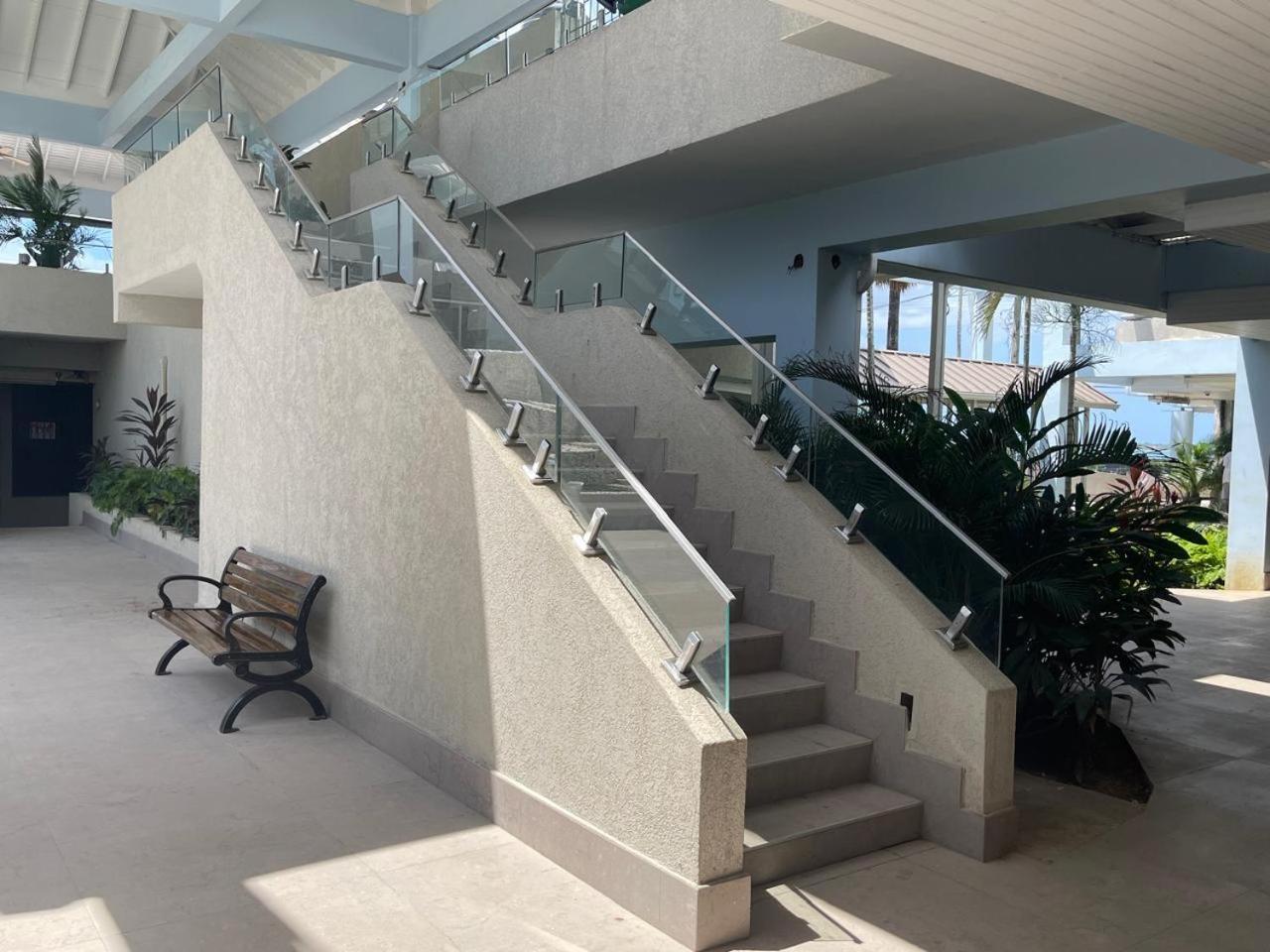 Oceanfront Condo W/ Free Parking + High Speed Wifi ネグリル エクステリア 写真